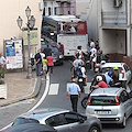 Autobus di linea in panne sulla Statale Amalfitana, traffico in tilt a Cetara: si consigliano percorsi alternativi