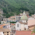 Cetara: crolli di pietre dal costone roccioso sopra via Turillo, divieto circolazione pedoni e veicoli