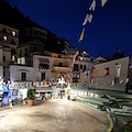 Cetara, il gruppo “Devoti di San Pietro” abbellisce piazza San Francesco con il tradizionale “Gran Pavese”