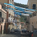 Giallo sulla rimozione degli stiscioni azzurri installati a Cetara per l'imminente vittoria dello scudetto a Napoli /foto