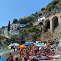 Tensione in spiaggia a Cetara, impossibile mantenere le distanze al "Lannio"