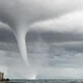 Tromba marina in Costiera Amalfitana, da fenomeno atmosferico a fenomeno virale. Il servizio di Rai 1 /foto /video