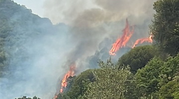 A Cetara incendio in località Puopolo minaccia abitazioni /FOTO e VIDEO