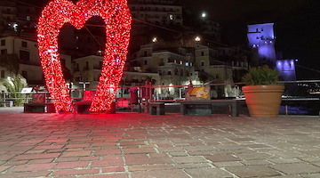 A Cetara un cuore luminoso e due hashtag per i baci di San Valentino