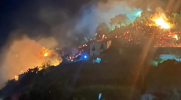 Paura tra Cetara e Vietri sul Mare: vasto incendio minaccia la statale Amalfitana